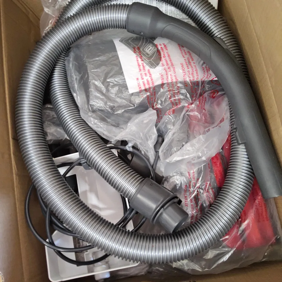 BOXED THOMAS AQUA + PET & FAMILY 1700WWET & DRY VACUUM CLEANER