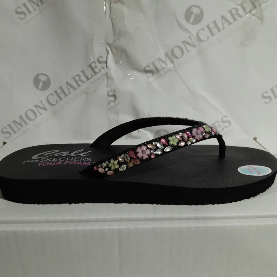 SKECHERS YOGA FOAM SANDALS BLACK AND FLORAL SIZE 6