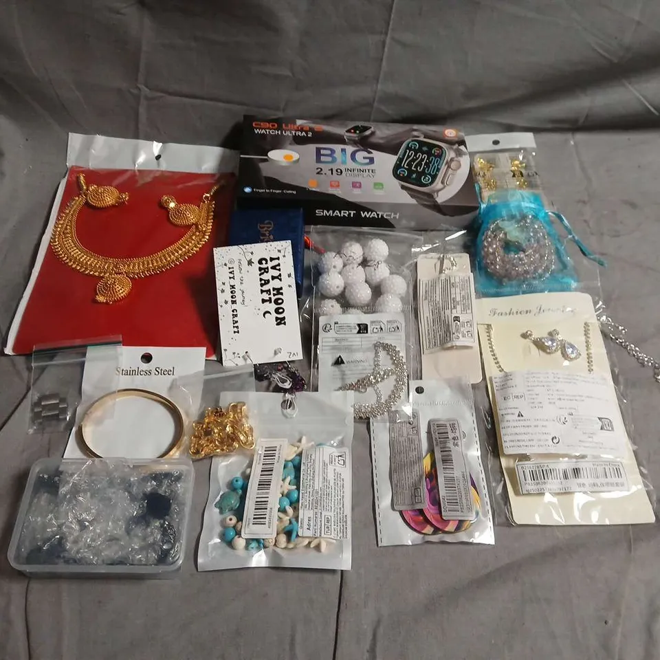 APPROXIMATELY 10 ASSORTED JEWELLERY ITEMS TO INCLUDE - NECKLACE ,WATCH , EARRINGS ETC