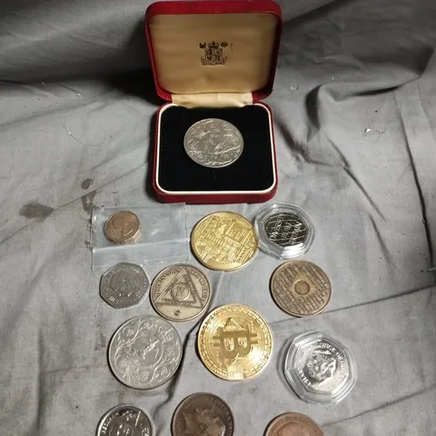 APPROXIAMTELY 30 ASSORTED COLLECTABLE & VINTAGE COINS 