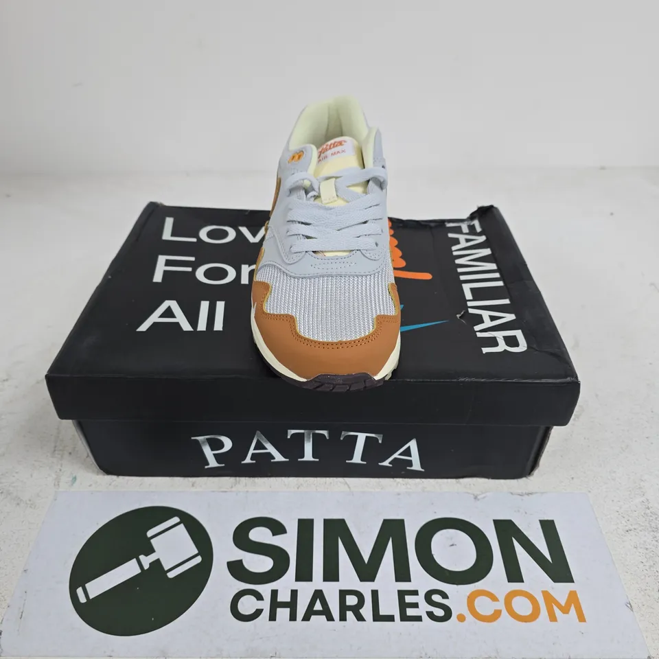BOXED PAIR OF NIKE PATTA AIR MAX 1 TRAINERS IN METALLIC SILVER/MONARCH - UK 7