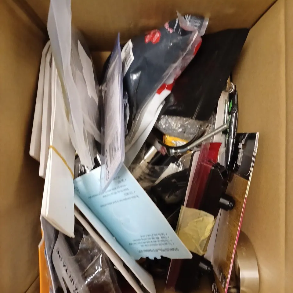 BOX OF APPROXIMATELY 20 ASSORTED VEHICULAR PARTS & ACCESSORIES TO INCLUDE BLADE FUSE ASSORTMENT, PREMIUM OIL FILTER, AIR ALERT TYRE VALVE SET ETC