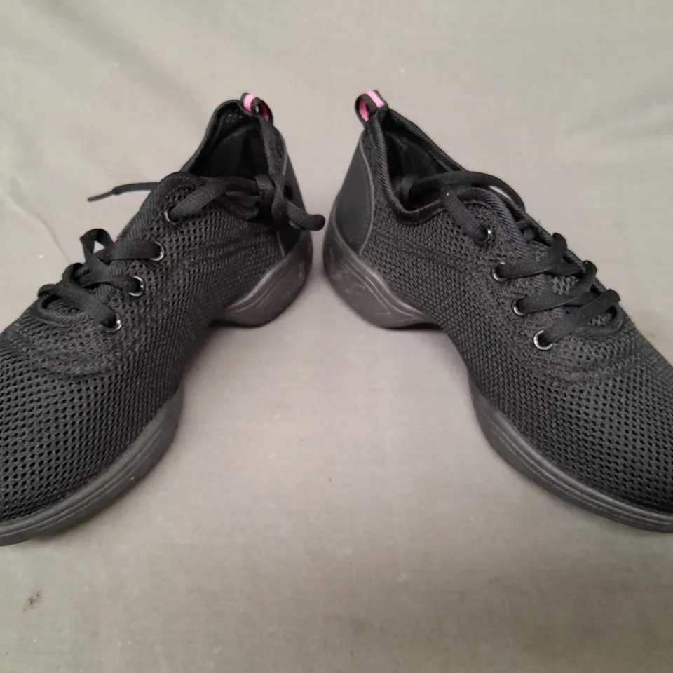 BOXED PAIR OF SPORT MESH SHOES IN BLACK EU SIZE 38