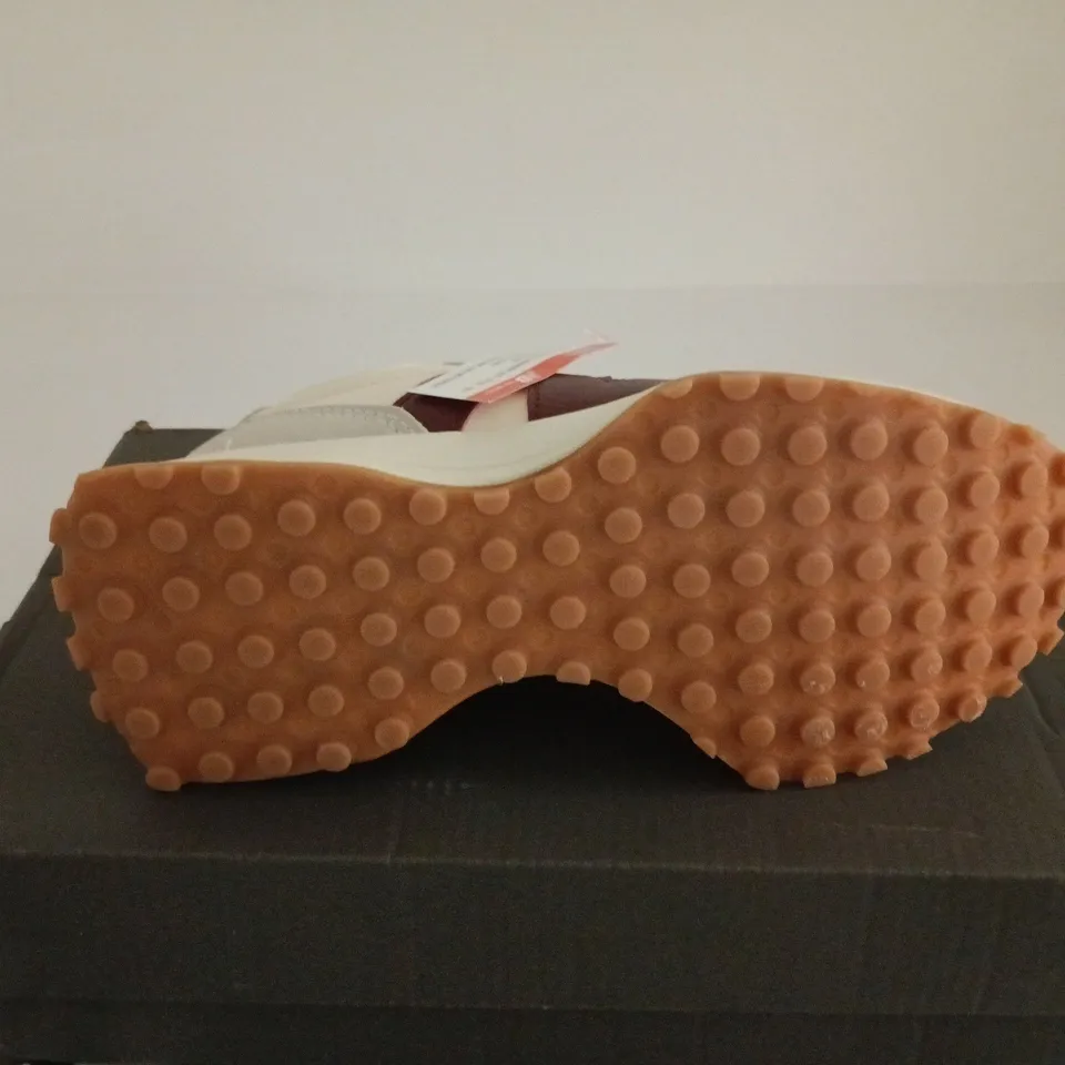 NEW BALANCE TRAINERS UK 4 BOXED