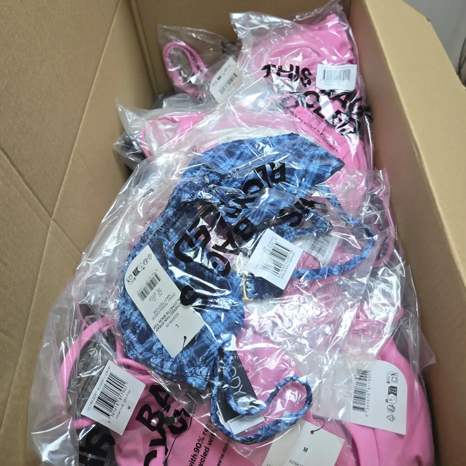 APPROXIMATELY 15 ASSORTED CLOTHING ITEMS IN VARIOUS SIZES, COLOURS & STYLES