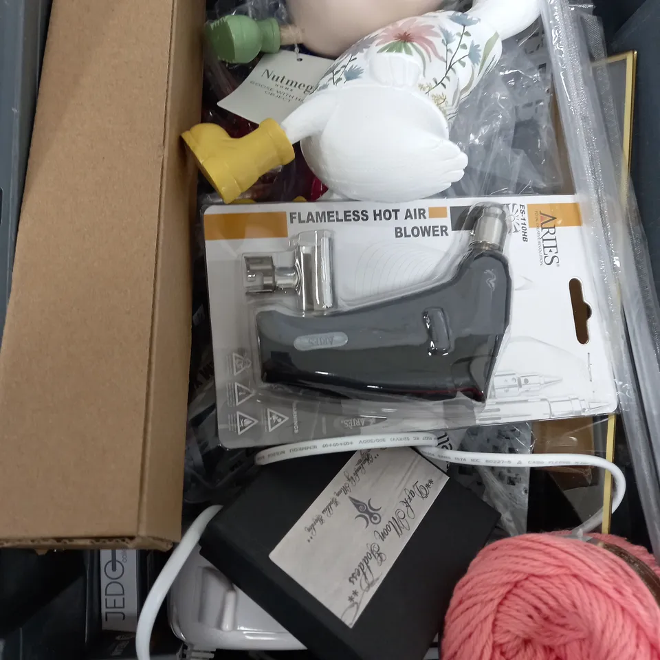 BOX OF APPROXIMATELY 15 ASSORTED ITEMS TO INCLUDE - DUCK FIGURES, YARN, RUSSELL HOBBS MEAT CUTTER ETC