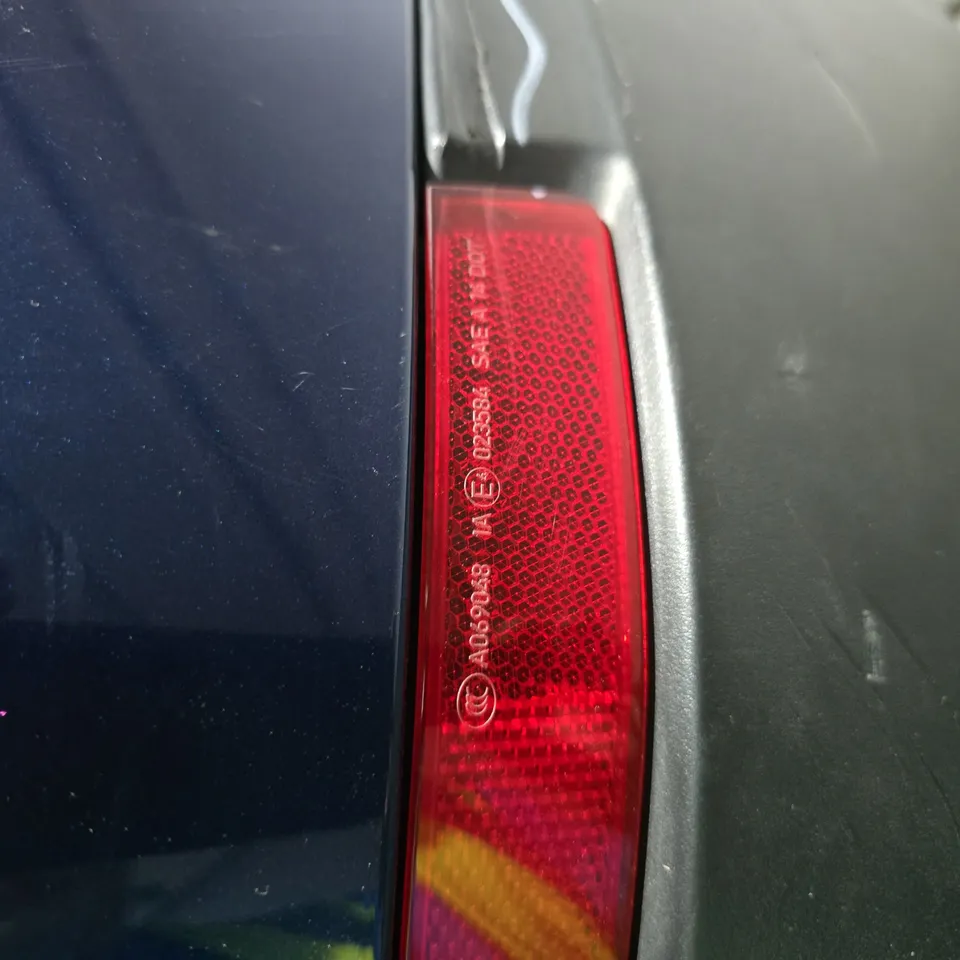 BLUE REAR BUMPER WITH INTEGRATED TAIL LIGHT UNIT .A069048 IA E SAE 14 DOT.