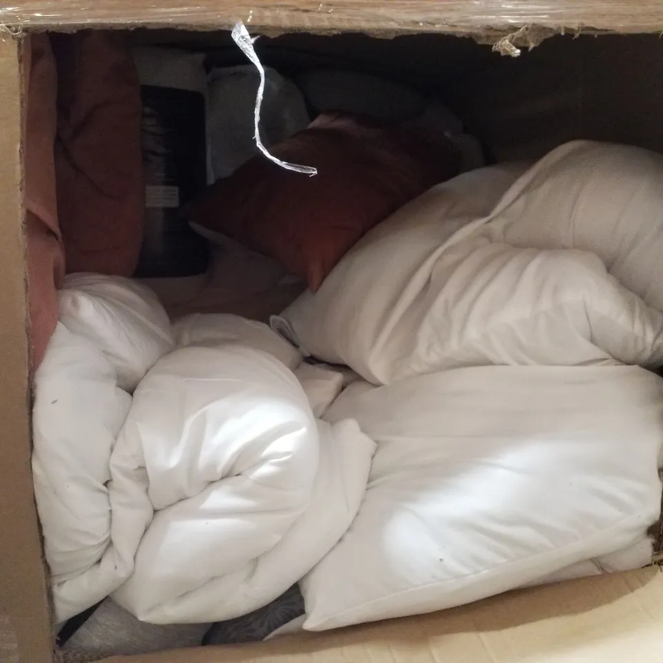 PALLET CONTAINING ASSORTED PILLOWS & BEDDING 