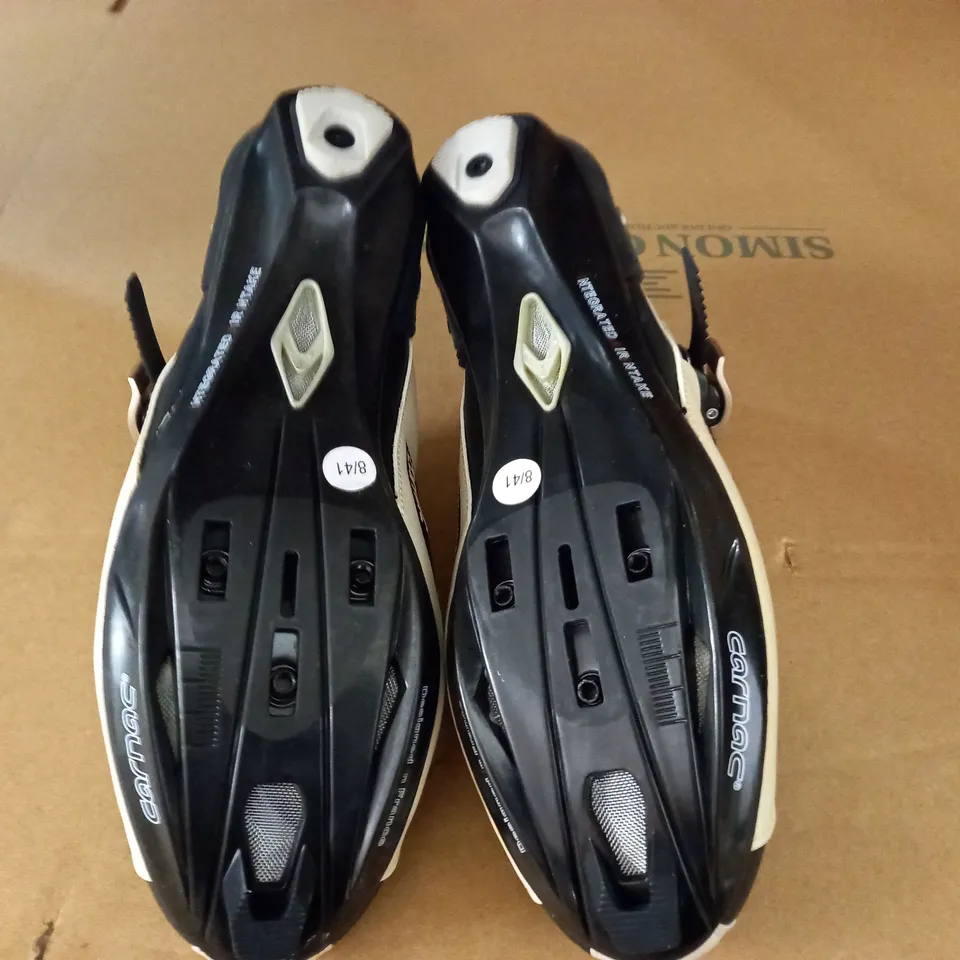 PAIR OF CARNAC NOTU CYCLING SHOES IN WHITE BLACK - FR 41 US 8
