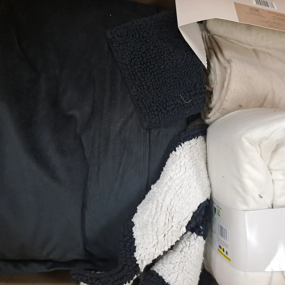 BOX OF APPROXIMATELY 10 ASSORTED BEDDING AND HOUSEHOLD ITEMS TO INCLUDE KING SIZE COOL TOUCH DUVET SET, ETC