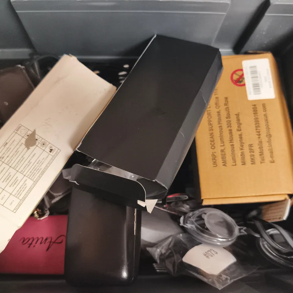 APPROXIAMTELY 12 ASSORTED SUNGLASSES/SPECTACLES IN VARIOUS DESIGNS