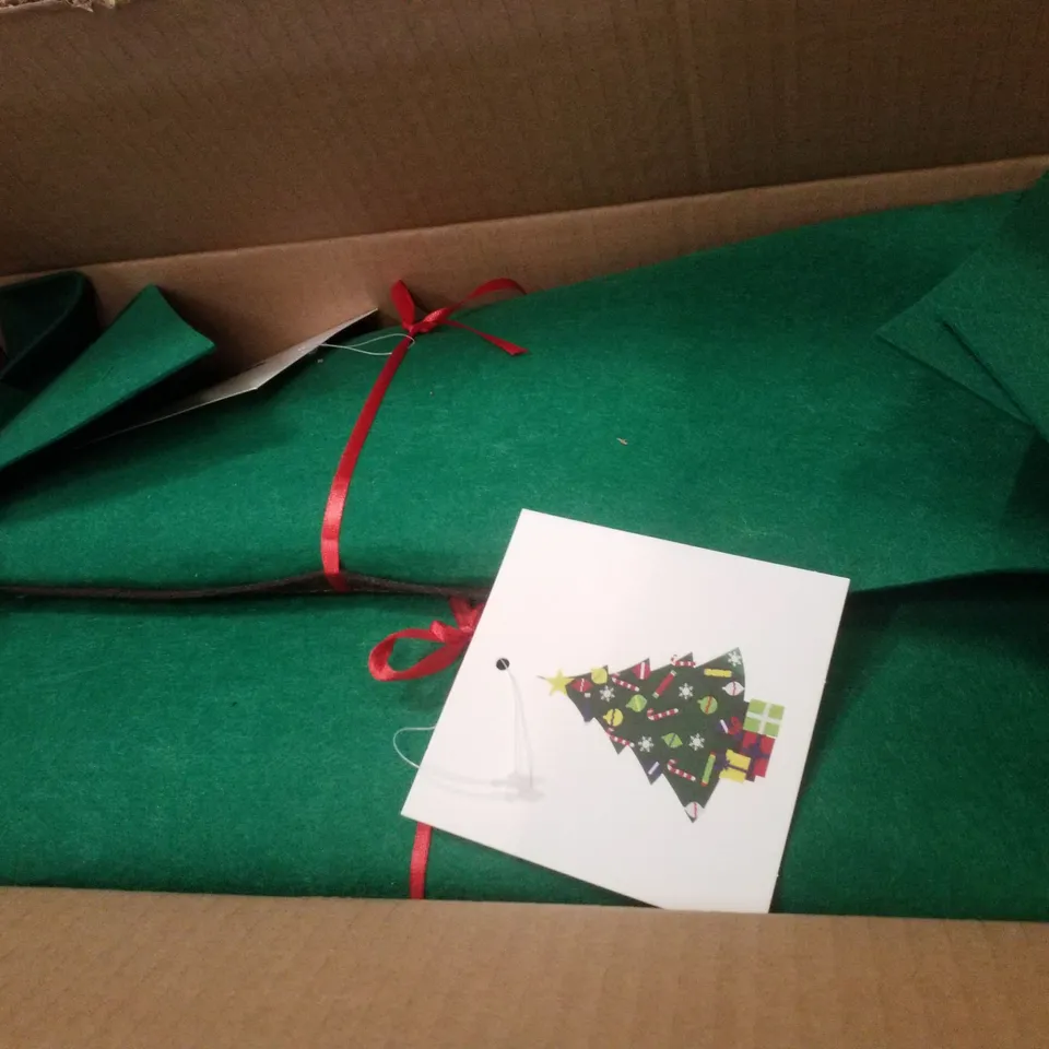 PALLET CONTAINING ASSORTED CHRISTMAS PRODUCTS & DECORATIONS INCLUDING BOTTLE BRUSH LED TREE, LARGE FROSTED WREATH & FELT TREES