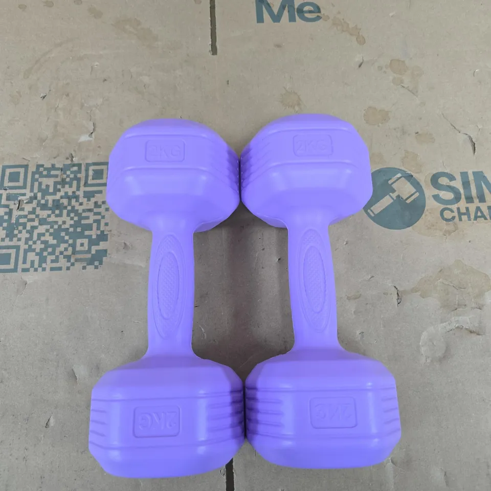 BOX OF APPROXIMATELY 14 ASSORTED ITEMS TO INCLUDE: PAIR OF 2KG DUMBBELLS