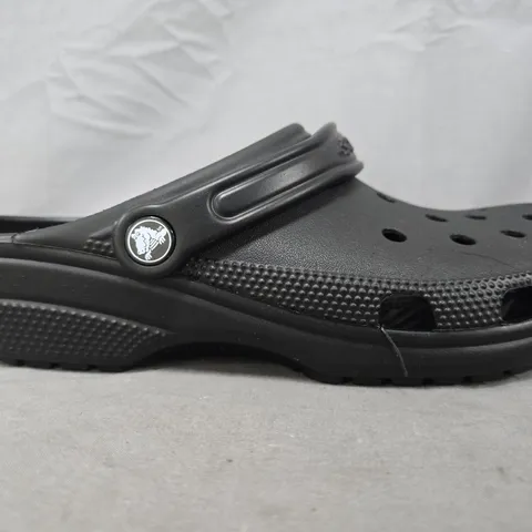 UNBOXED PAIR OF CROCS CLASSIC CLOGS IN BLACK SIZE UK M8/W9