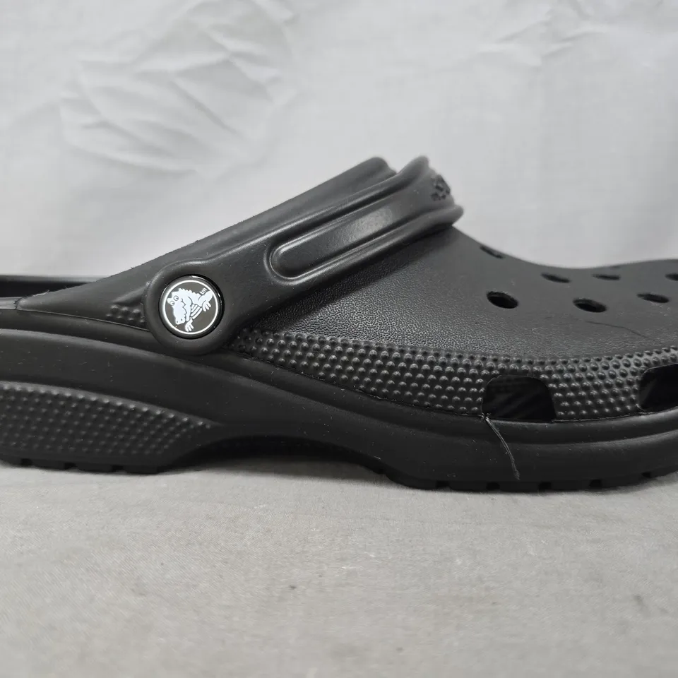 UNBOXED PAIR OF CROCS CLASSIC CLOGS IN BLACK SIZE UK M8/W9