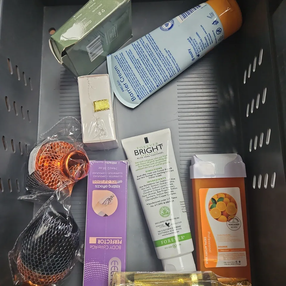 APPROXIMATELY 20 ASSORTED HEALTH & BEAUTY PRODUCTS TO INCLUDE - PLANTMADE DERMA ROLLER - REN CLEAN SKINCARE GENTLE CLEANSING GEL - GUTOLOGY MINERAL TOOTHPASTE - ETC