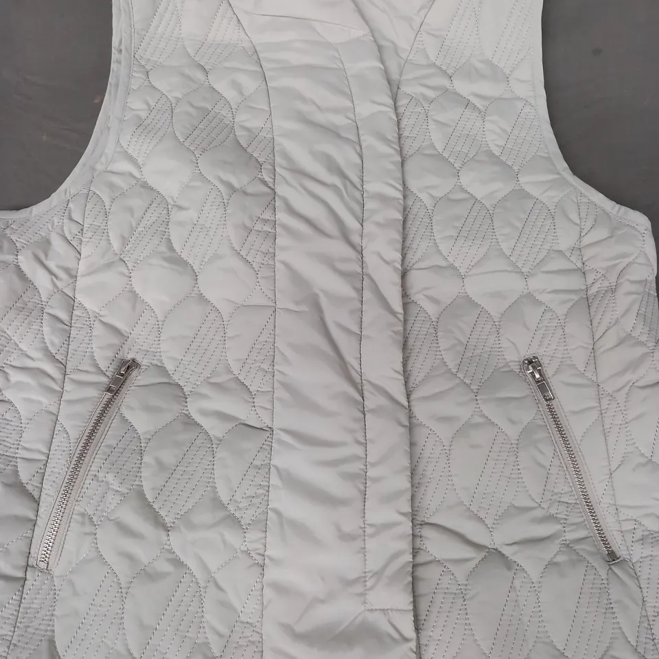 MARLA WYNNE QUILTED GILET IN SILVER SIZE MEDIUM