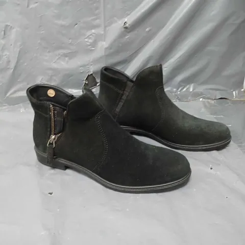 BOXE PAIR OF HOTTER 5 1/2 BLAVCK ANKLE BOOTS