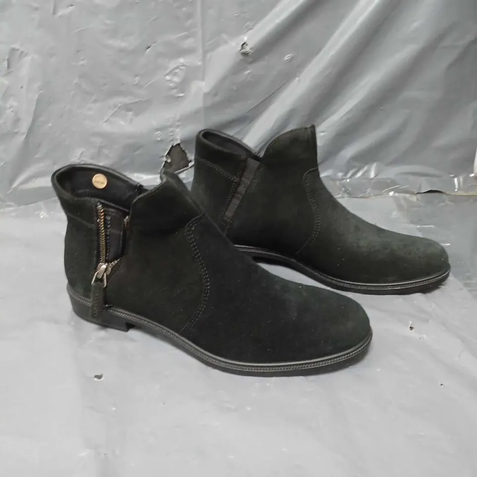 BOXE PAIR OF HOTTER 5 1/2 BLAVCK ANKLE BOOTS 