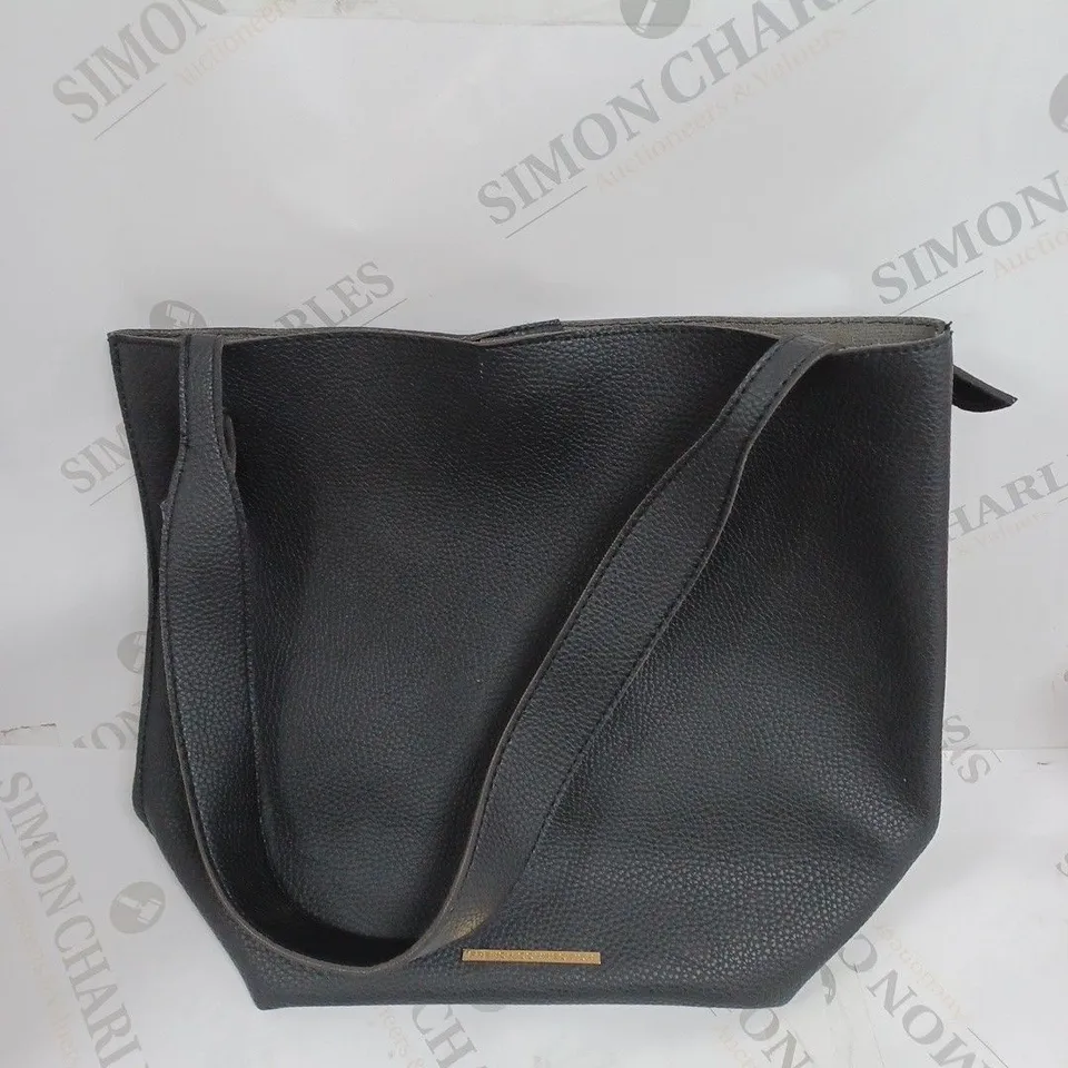 FRENCH CONNECTION STRAP BAG IN BLACK 