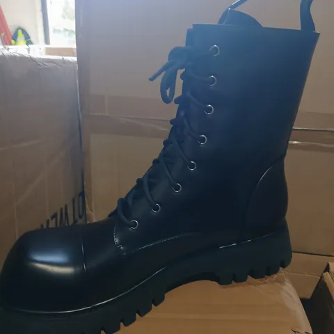 BOXED KOI GIMLI MENS BLACK SQUARE TOE LACE UP BOOTS - UK12