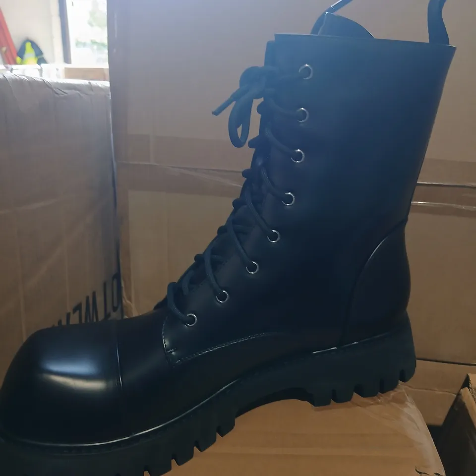 BOXED KOI GIMLI MENS BLACK SQUARE TOE LACE UP BOOTS - UK12