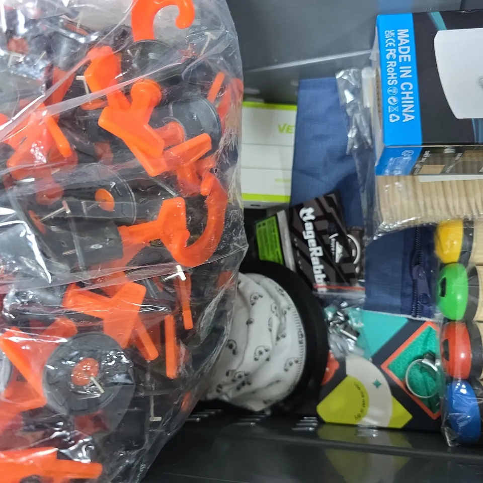 APPROXIMATELY 12 ASSORTED HOUSEHOLD ITEMS TO INCLUDE WEIGHTLIFTING STRAPS, ECO RUBBER GLOVES, COPPER SCOURERS, ETC