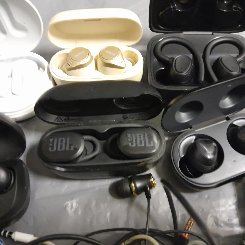 LOT OF APPROXIMTELY 20 ASSORTED AUDIO ITEMS TO INCLUDE SAMSUNG, JBL, SKULL CANDY AND JABRA