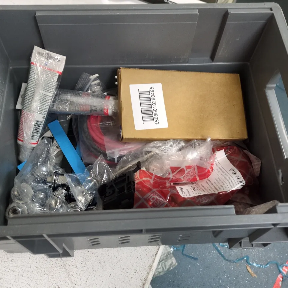 LOT OF ASSORTED AUTO AND TOOL ITEMS TO INCLUDE L-PLATES, SOCKET SET AND ANDROID AUTO ADAPTER