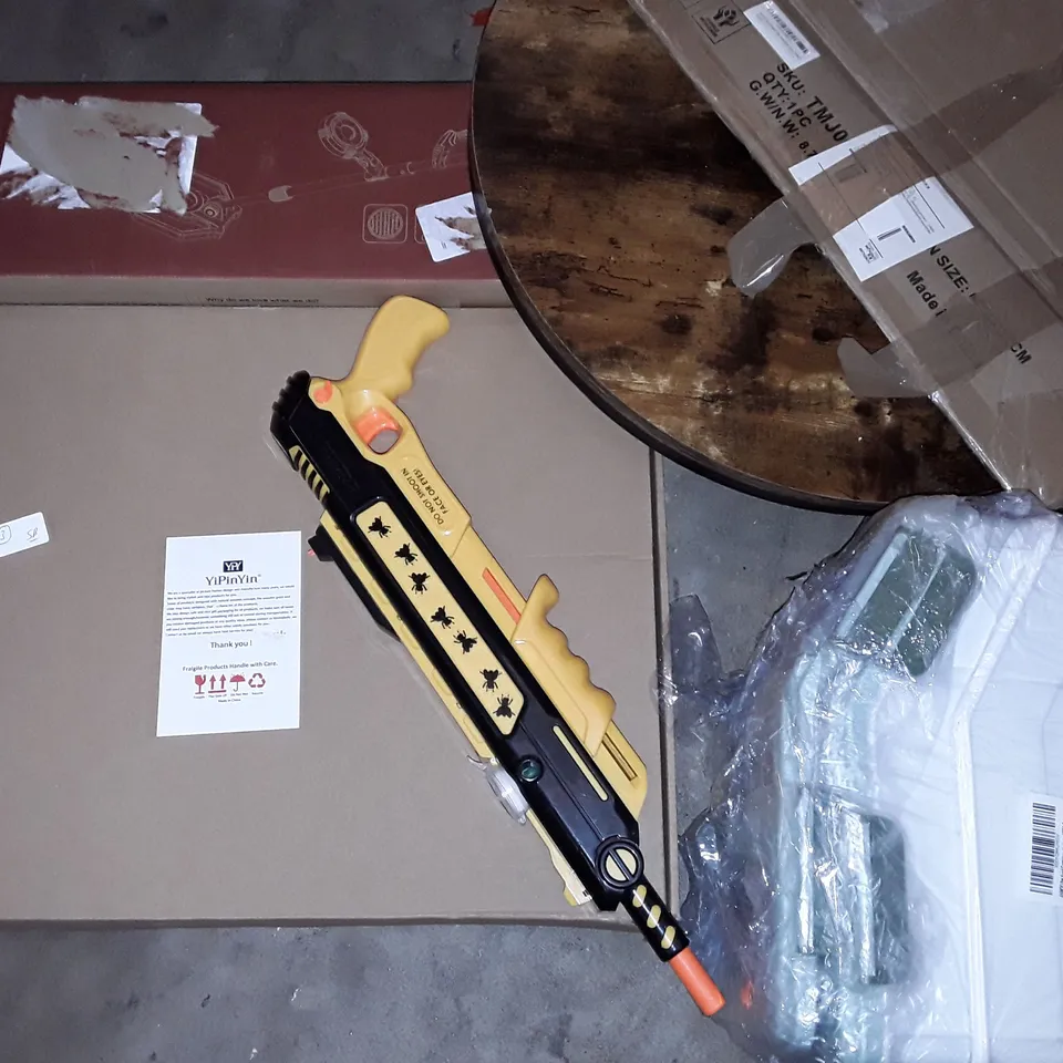 UNPROCESSED PALLET OF ASSORTED ITEMS TO INCLUDE RECYCLING BINS, PICTURE FRAMES AND METAL DETECTOR