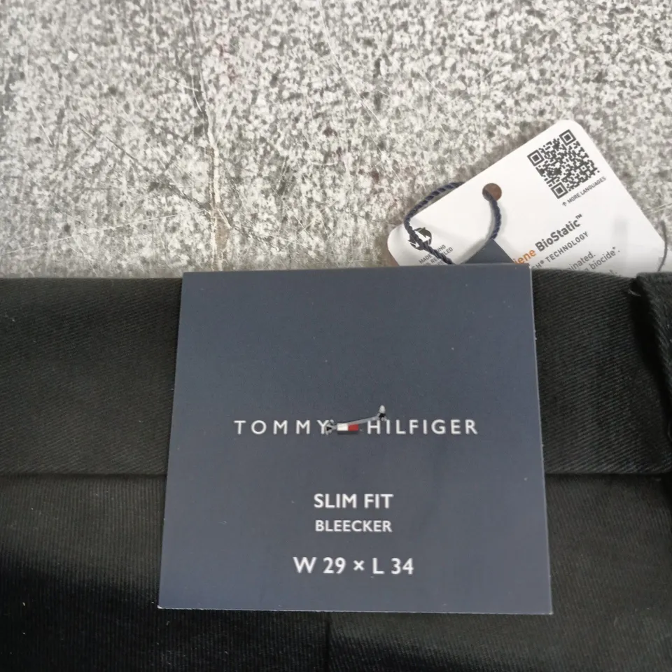 TOMMY HILFIGER SLIM FIT CHINO TROUSERS – THFLEX 1985 CHINO, BLACK, UK 29W X 34L