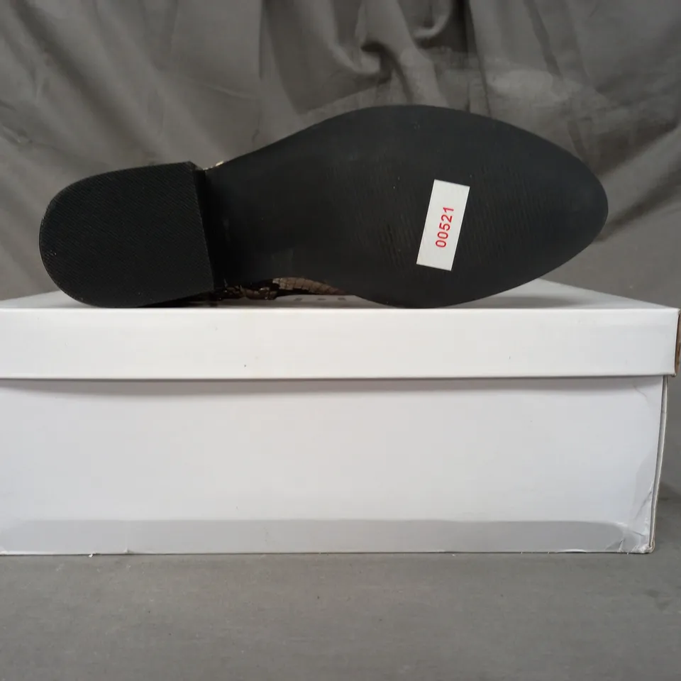BOXED PAIR OF STEVE MADDEN CADE LEATHER ANKLE BOOTS IN BEIGE EU SIZE 36