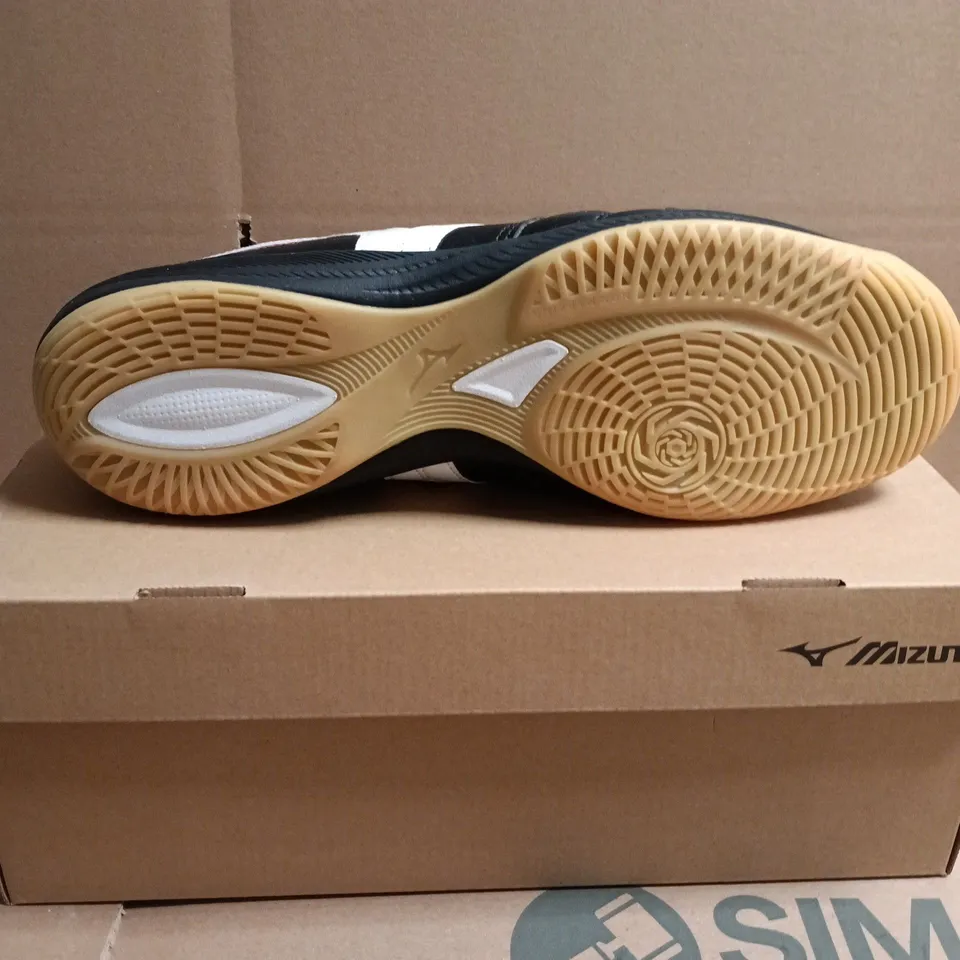 BOXED PAIR OF MIZUNO MORELIA SALA PRO IN INDOOR FOOTBALL SHOES – BLACK/WHITE, UK 9.5