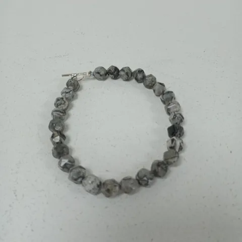 GREY MARBLED BEAD BRACELET WITH SILVER TONE CLASP 