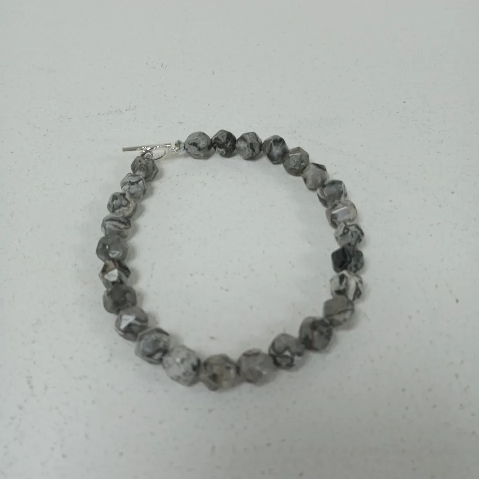 GREY MARBLED BEAD BRACELET WITH SILVER TONE CLASP