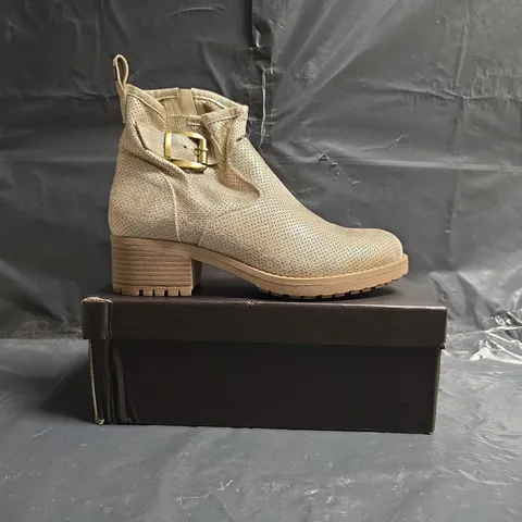 BOXED PAIR OF FINDLAY LOW HEEL ANKLE BOOTS IN BEIGE GOLD SIZE EU 39