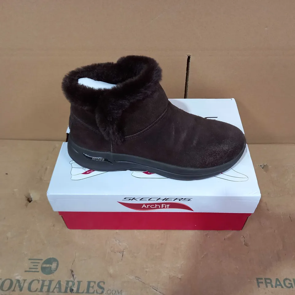 BOXED PAIR OF SKECHERS - SIZE 7