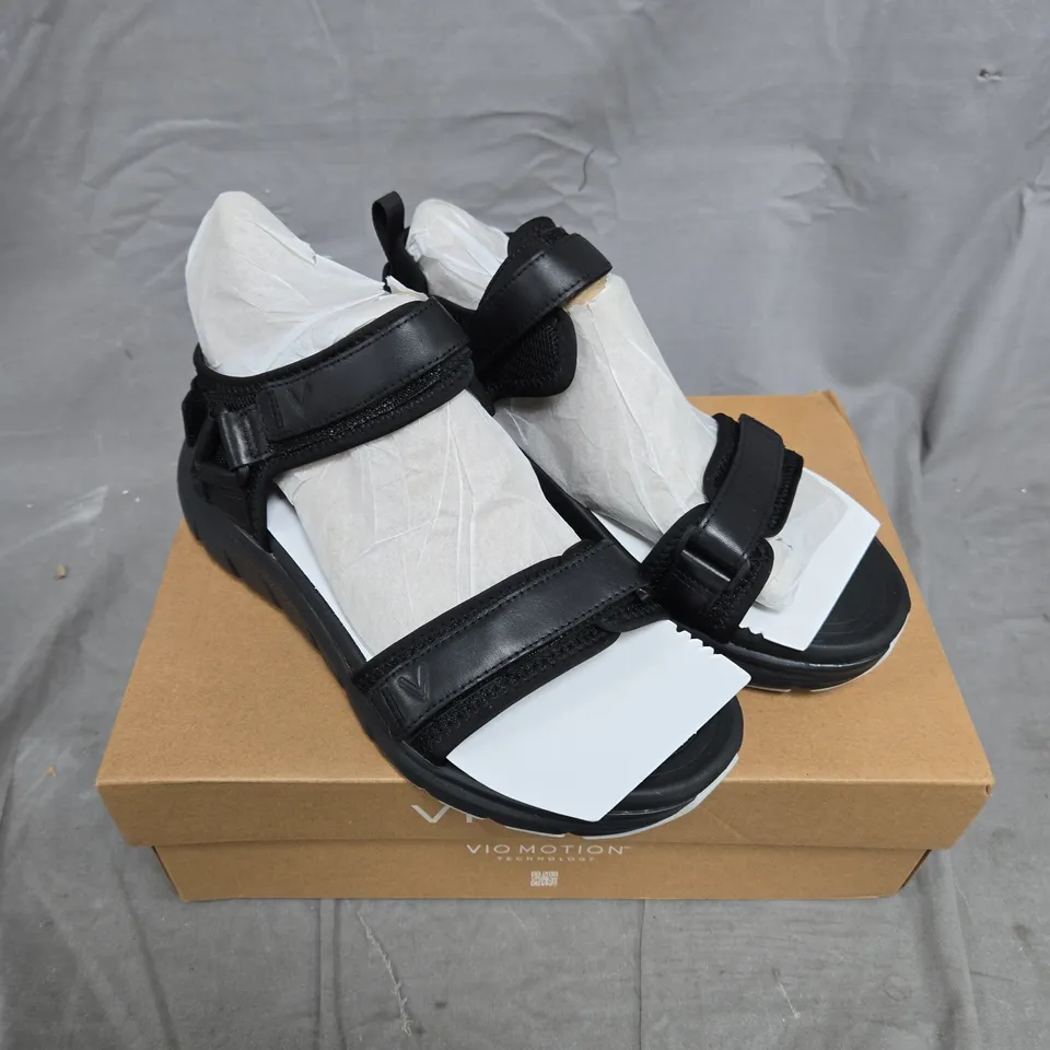 BOXED PAIR OF VIONIC WALK MAX WANDERER SANDALS - 5.5
