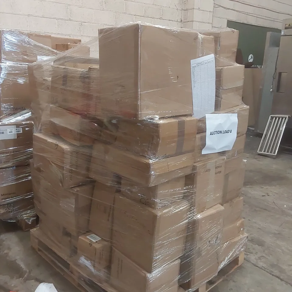 PALLET CONTAINING A VERY LARGE QUANTITY OF ASSORTED DESIGNER LIGHTING PRODUCTS