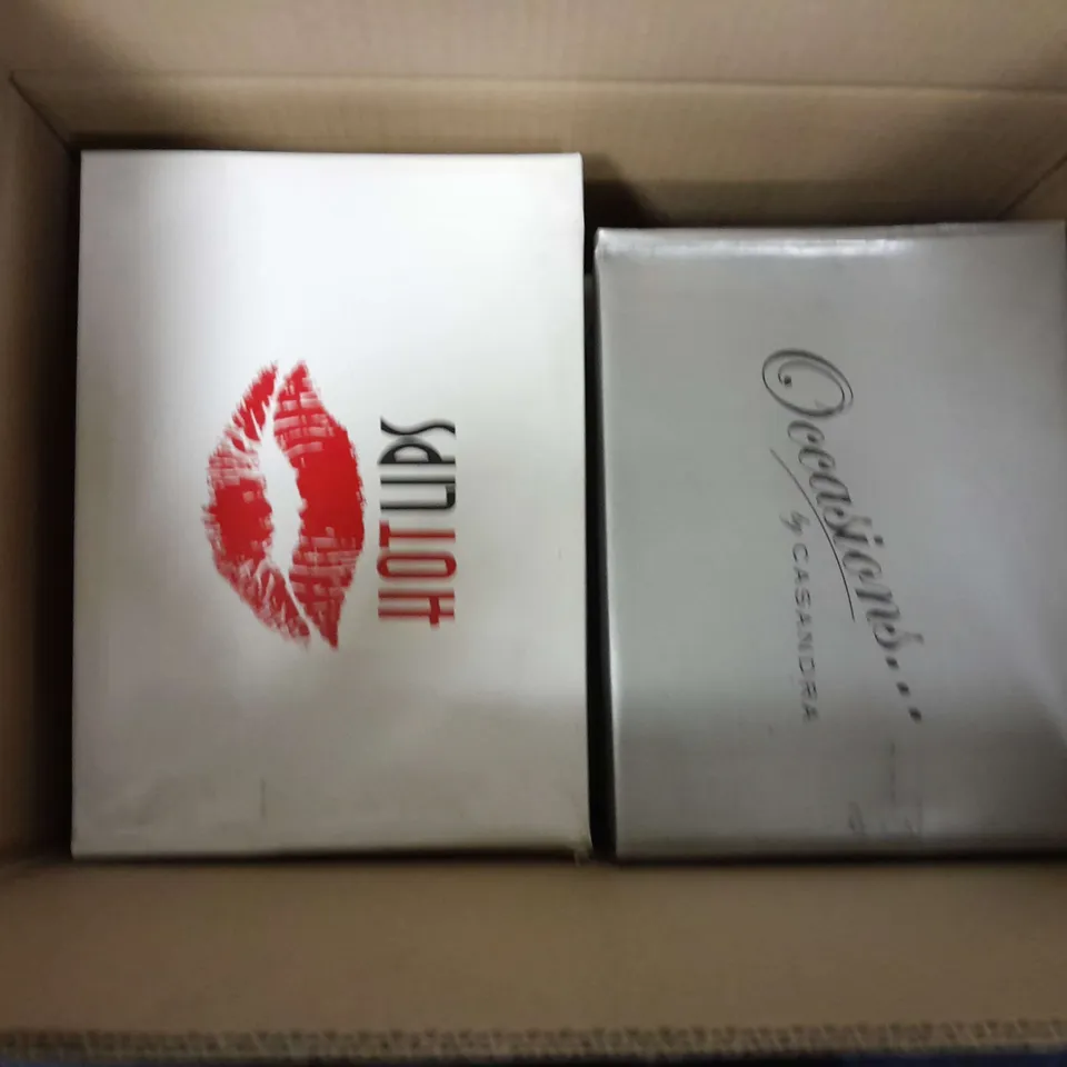 APPROXIMATELY 6 ASSORTED BOXED PAIRS OF SHOES IN VARIOUS SIZES TO INCLUDE HOT LIPS, OCCASIONS BY CASANDRA, ETC