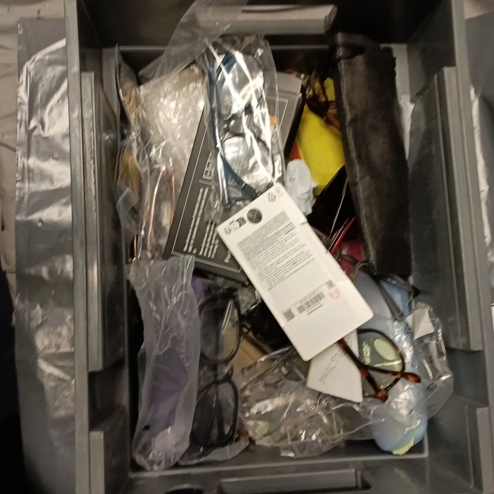 BOX OF APPROXIMATELY 20 ASSORTED SUNGLASSES/GLASSES