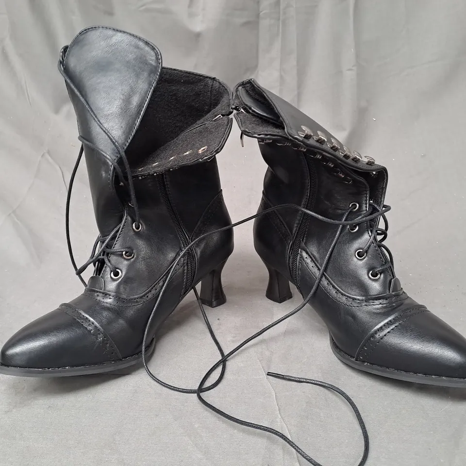BOXED PAIR OF DESIGNER LOW HEELED BOOTS IN BLACK EU SIZE 38