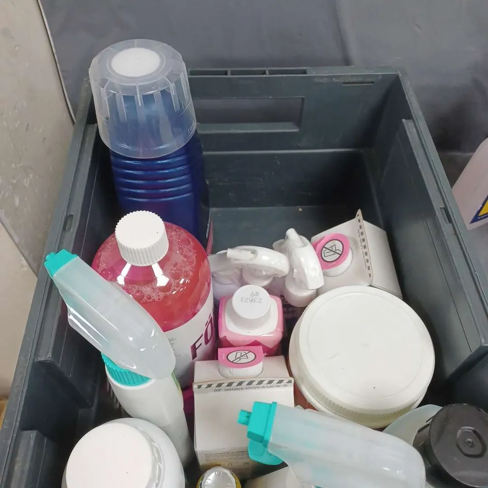 APPROXIMATELY 18 HOUSEHOLD CLEANING PRODUCTS TO INCLUDE BISSELL CARPET CLEANER, SMOL WASHING UP LIQUID AND COMFORT INTENSE