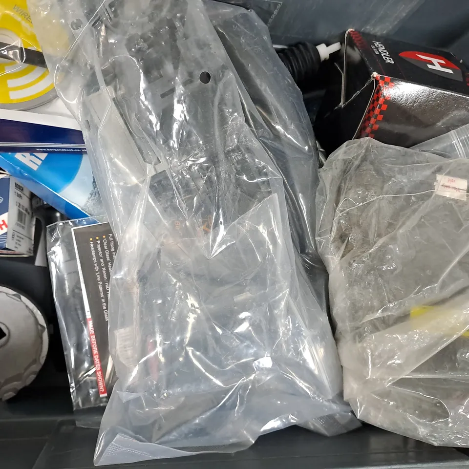 APPROXIMATELY 10 ASSORTED CAR PARTS AND ACCESSORY ITEMS TO INCLUDE TRAFFIC RECORDER, ETC