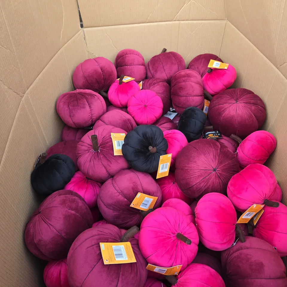 BOX OF APPROXIMATELY 180 HOBBYCRAFT PLUSH PUMPKIN DECORATIONS – ASSORTED COLOURS (PINK, MAGENTA & BLACK)