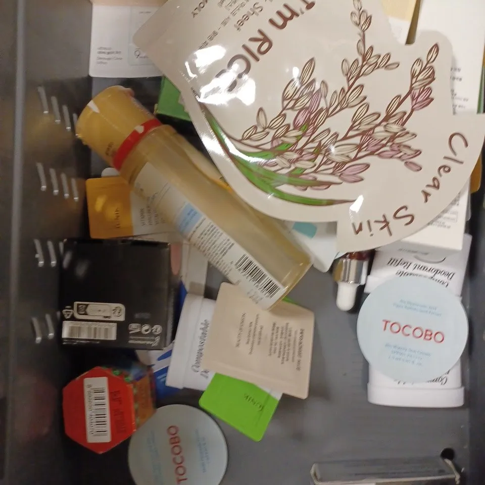 BOX OF APPROXIMATELY 20 ASSORTED HEALTH & BEAUTY PRODUCTS TO INCLUDE GREEN PLUM REFRESHING CLEANER, TIGER BALM, BULGARIAN ROSE WATER ETC 