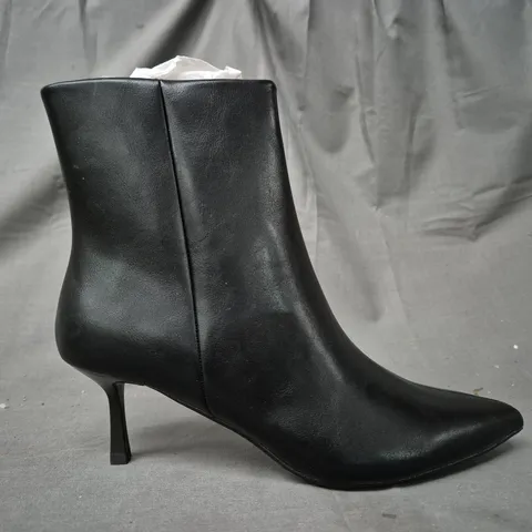 BOXED PAIR OF SCHUH BRYNN KITTEN HEEL BOOTS IN BLACK UK SIZE 5