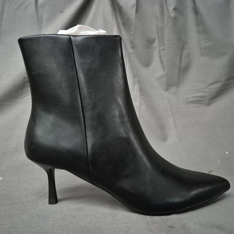 BOXED PAIR OF SCHUH BRYNN KITTEN HEEL BOOTS IN BLACK UK SIZE 5 RRP £40