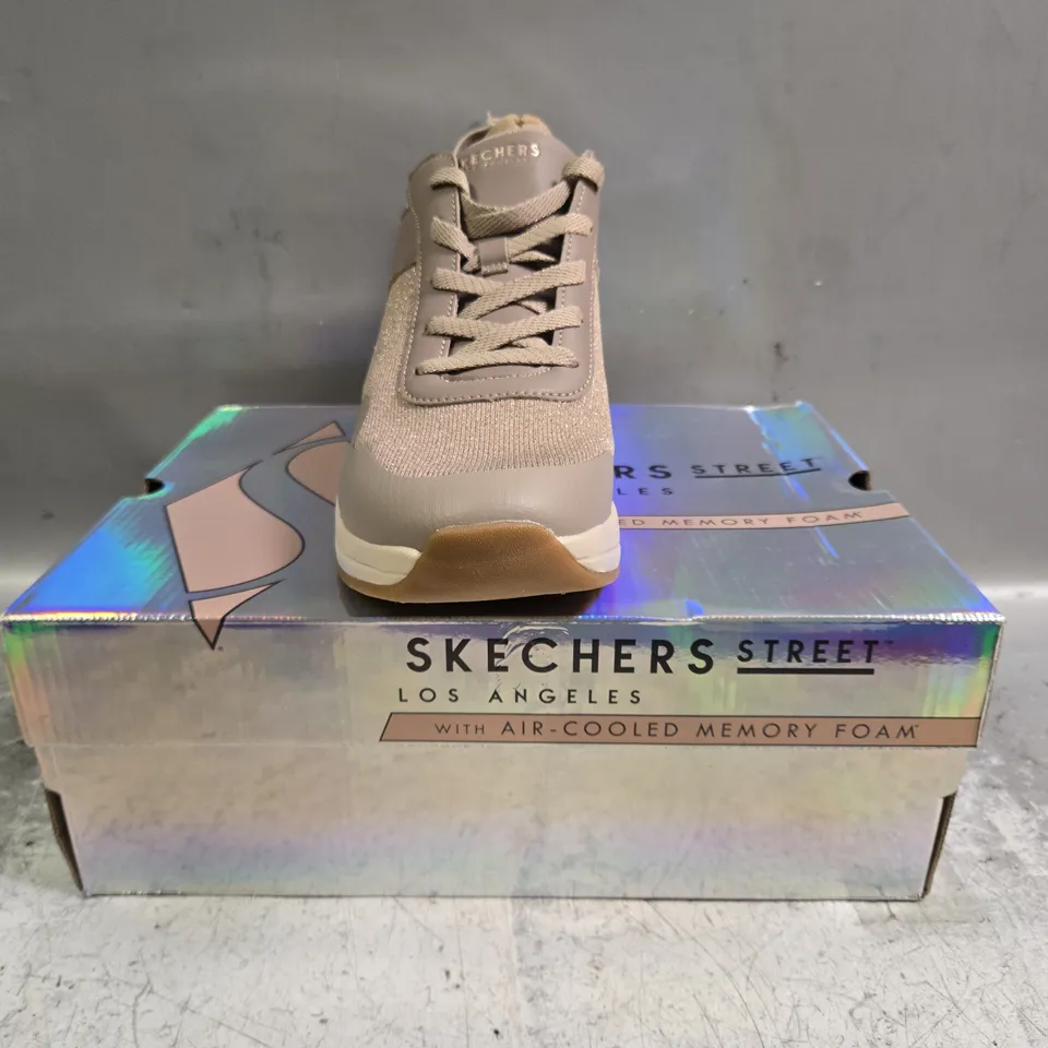 BOXED PAIR OF SKECHERS SHOES IN TAUPE W. GLITTER EFFECT SIZE UK 8