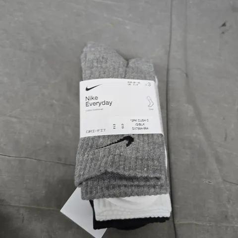 NIKE DRI-FIT CREW SOCKS - SIZE 5/8
